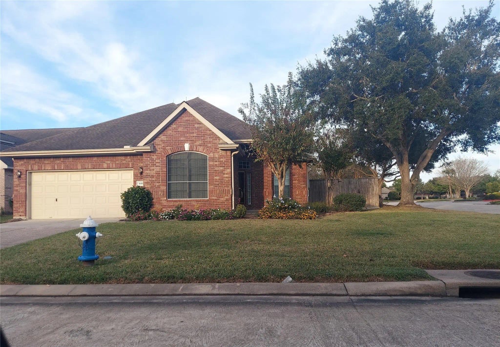 1601 N Lago Vista Court, Pearland