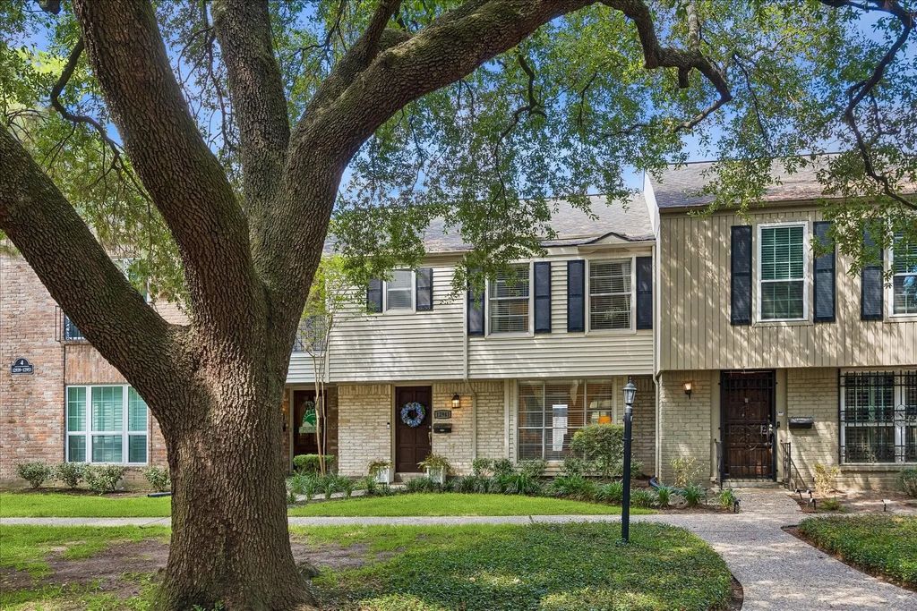 12941 Trail Hollow Drive, Houston