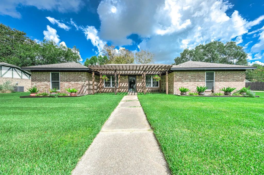 63 E County Road 136, Alvin