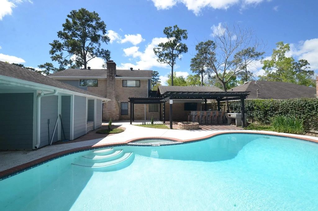 2711 Williamsburg Drive, Dickinson