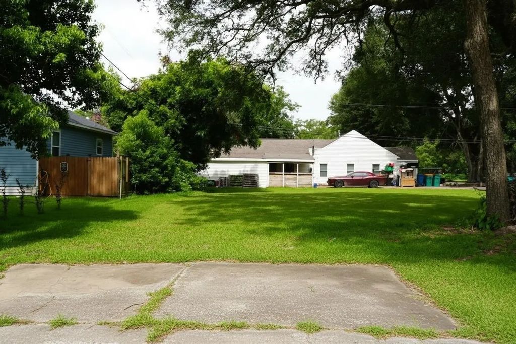 2606 N Houston Drive, La Marque