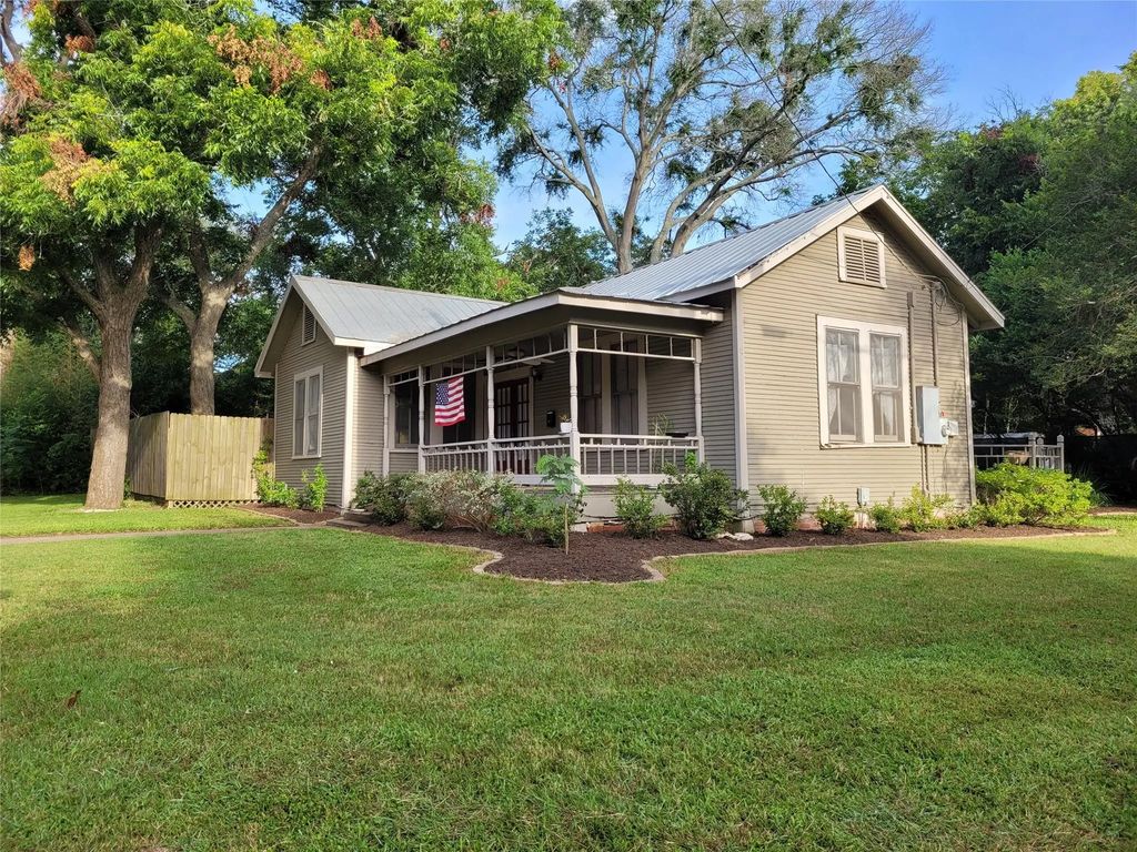 105 E Germania Street, Brenham