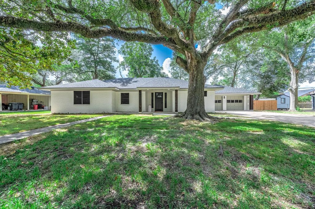 717 Cedar Lawn Drive, Alvin