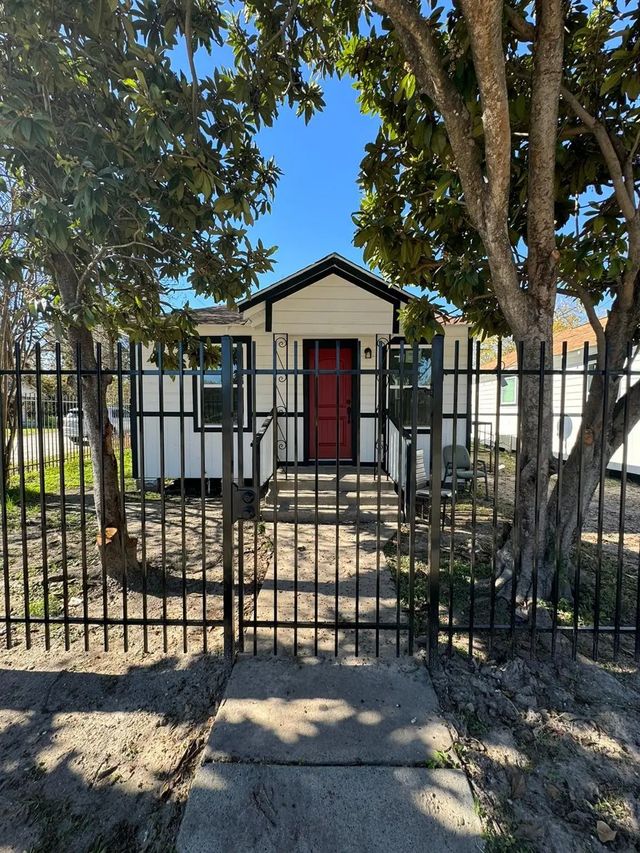 3903 Broyles Street, Houston