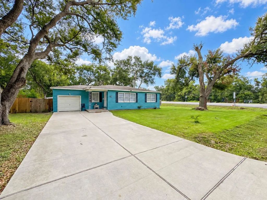6737 E Bayou Drive, Hitchcock