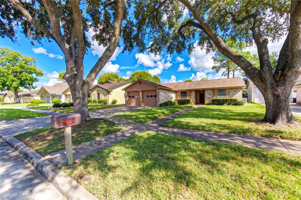 12230 Meadowdale Drive, Meadows Place