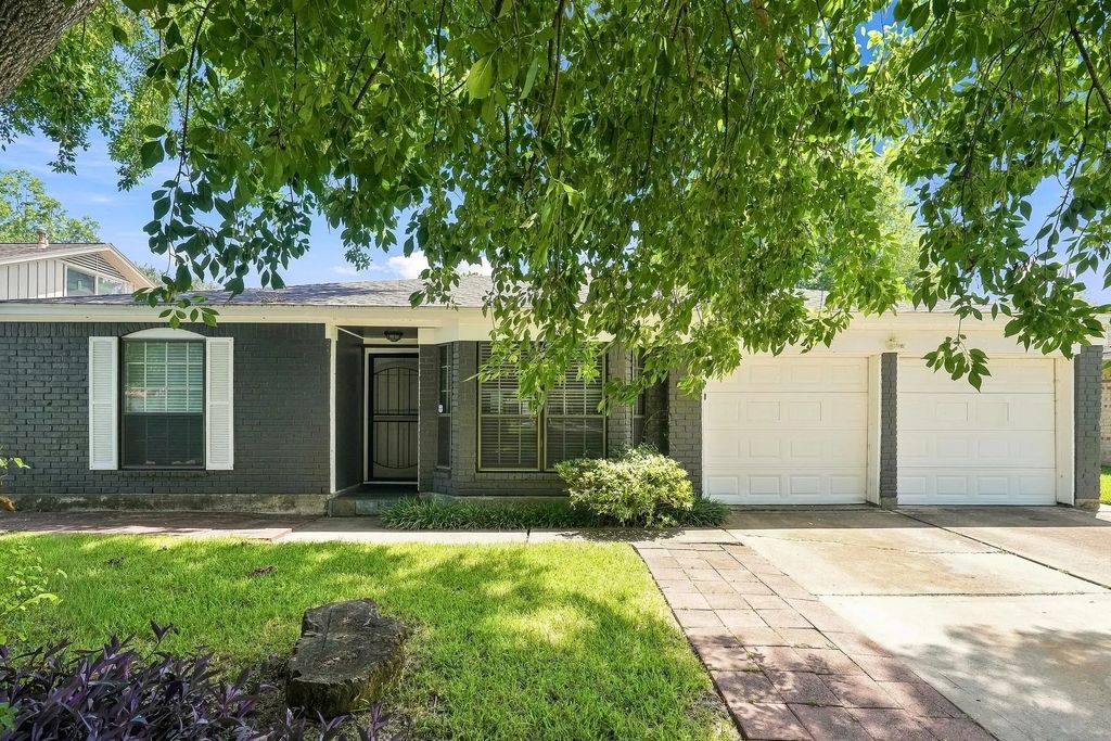 2005 Yorktown Court S, League City