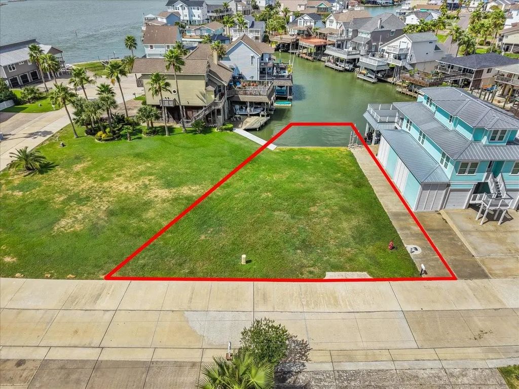 135 Tamana Dr, Tiki Island