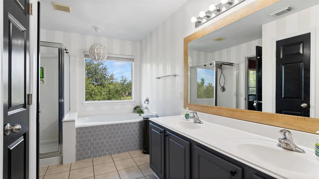 417 Folk Crest Lane, Dickinson