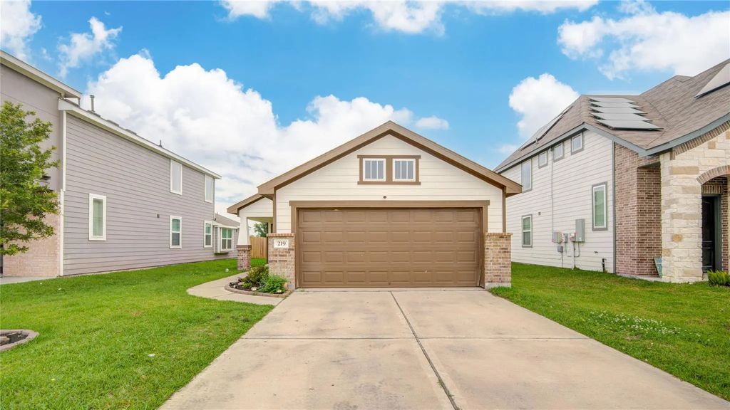 219 Lisa Marie Drive, Angleton