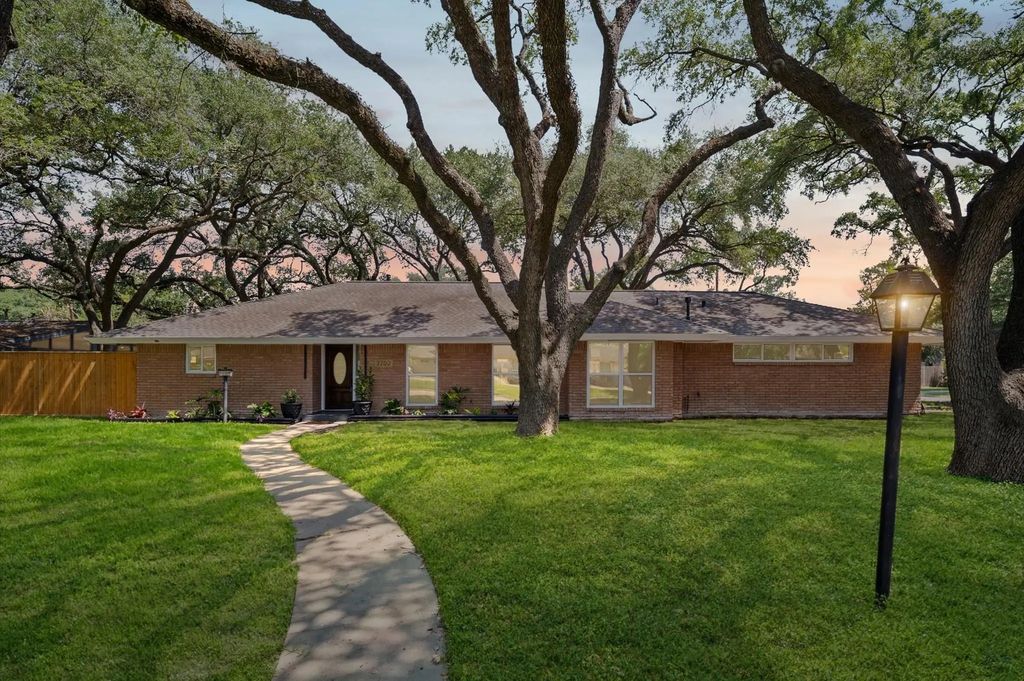 7702 Nairn Street, Houston