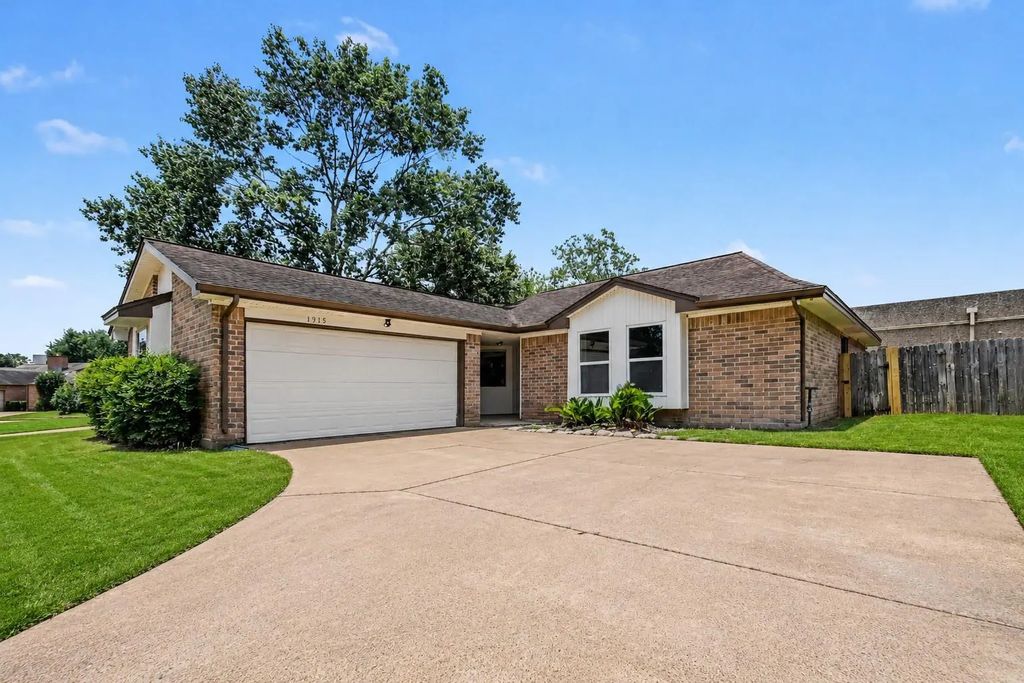 1915 Fernspray Lane, Houston