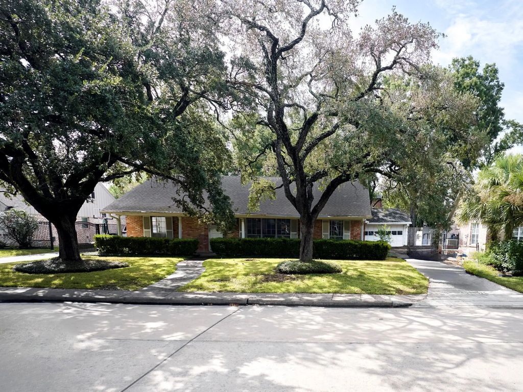 7811 Meadow Lake Ln, Houston