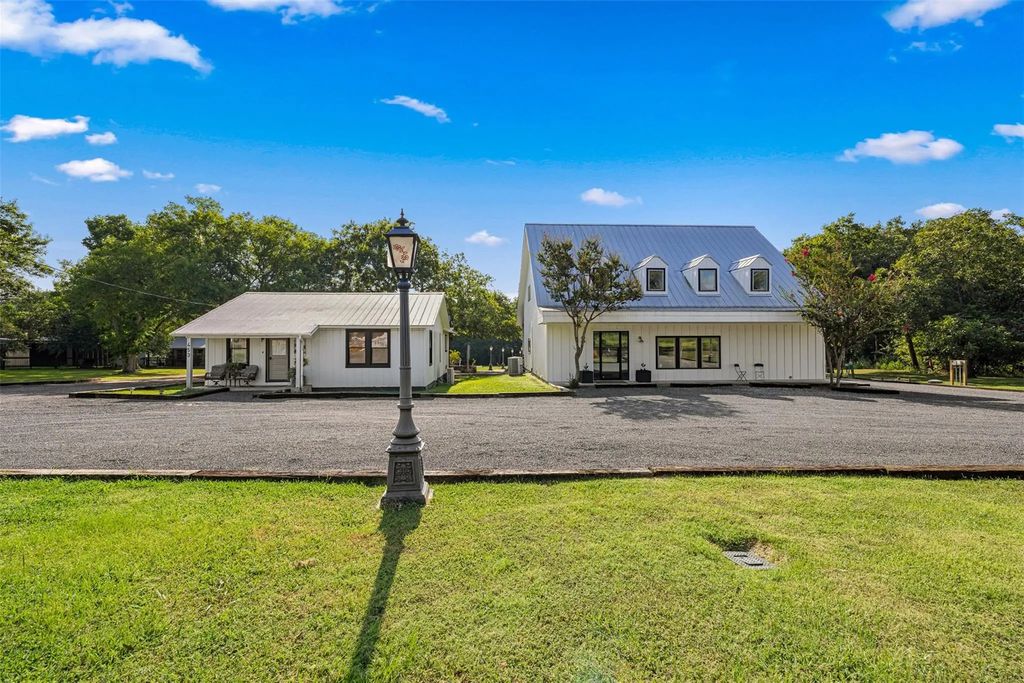 453 N Washington Street, Round Top