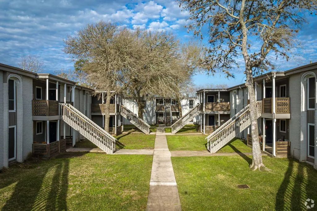 132 Oyster Creek Drive 33, Lake Jackson