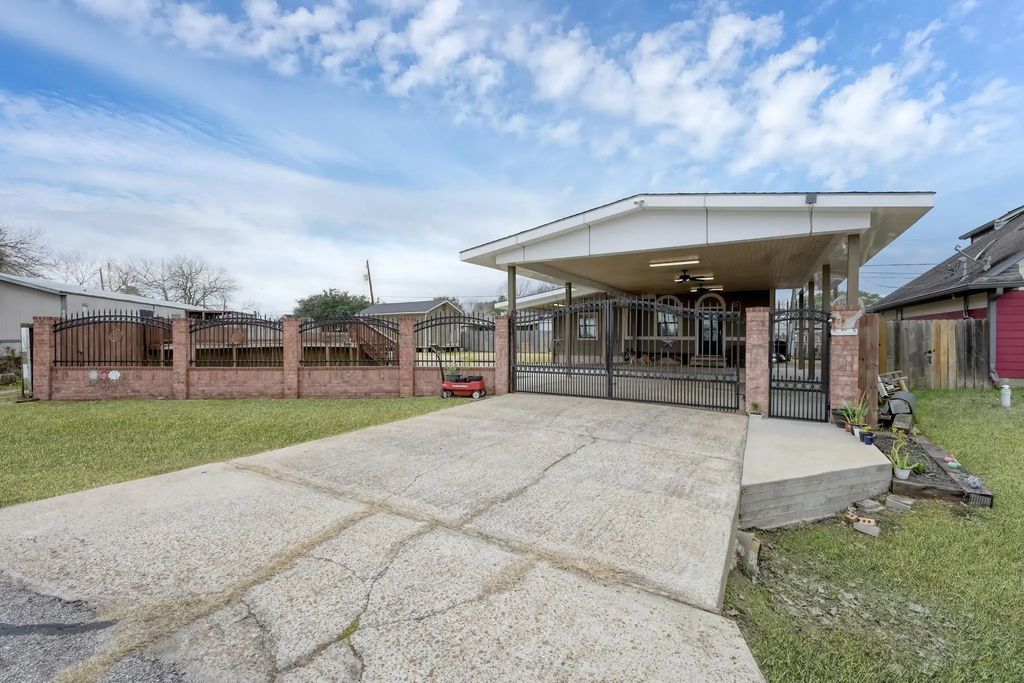 19096 County Road 669f, Alvin