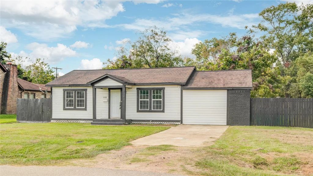 609 Hurst Street, Angleton