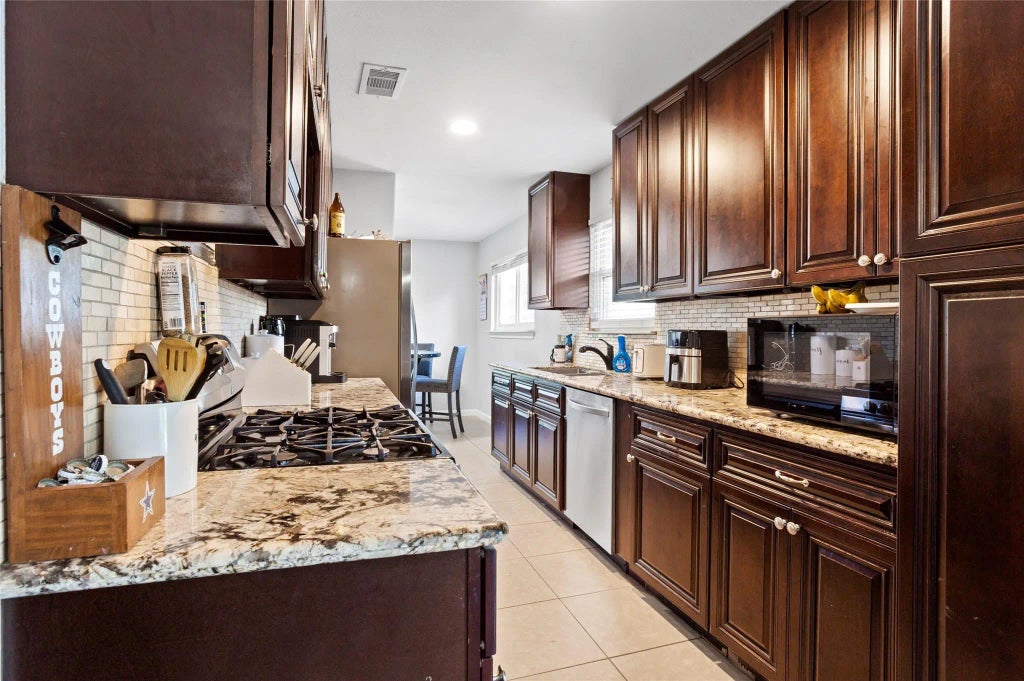 916 Temple Circle, Hitchcock