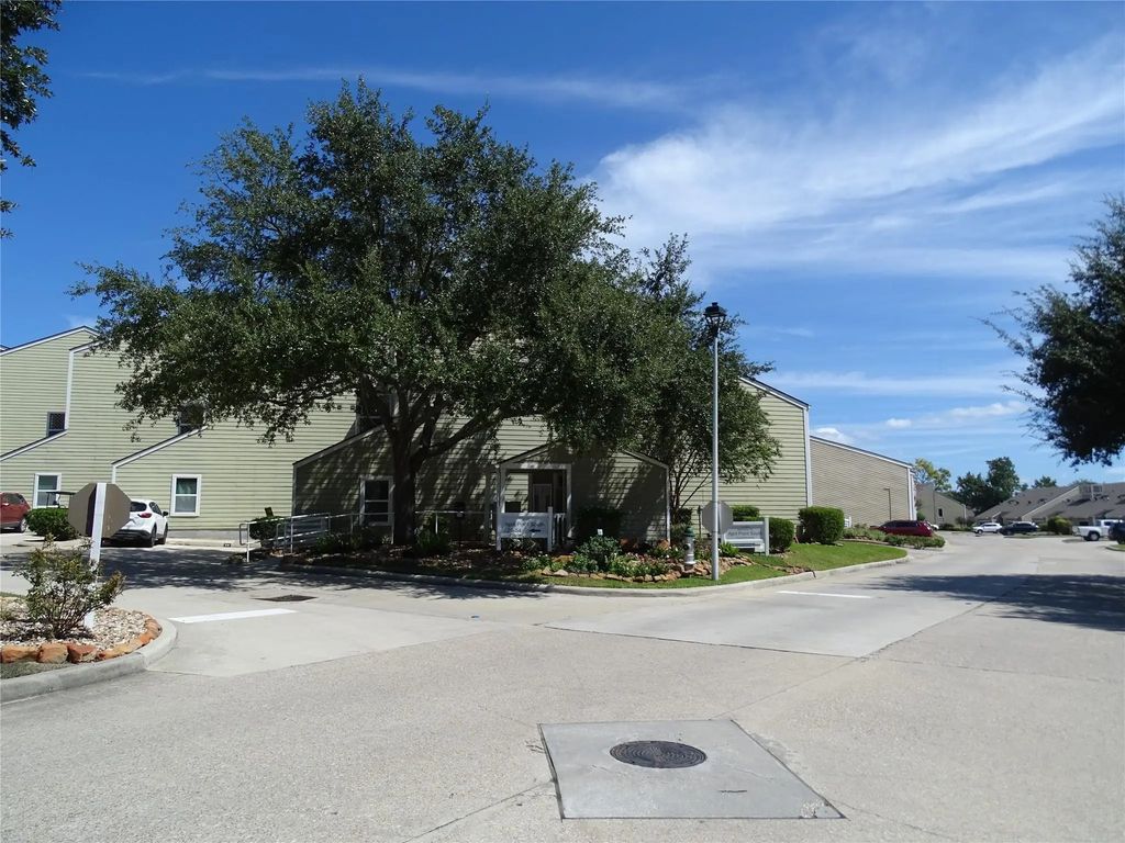 127 April Point Drive S, Conroe