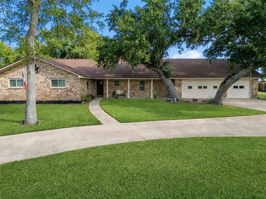 312 County Road 201, Angleton