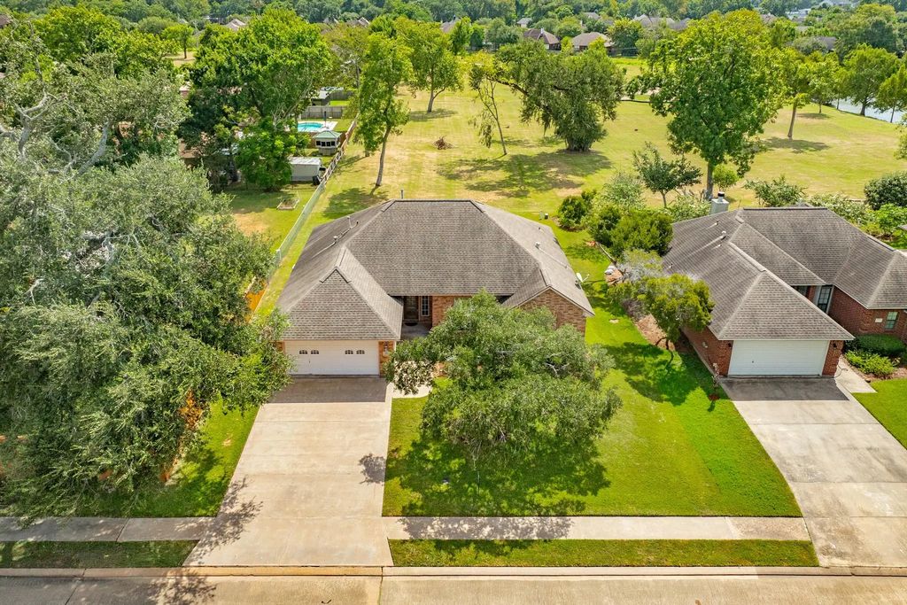 203 Lexington Avenue, Clute