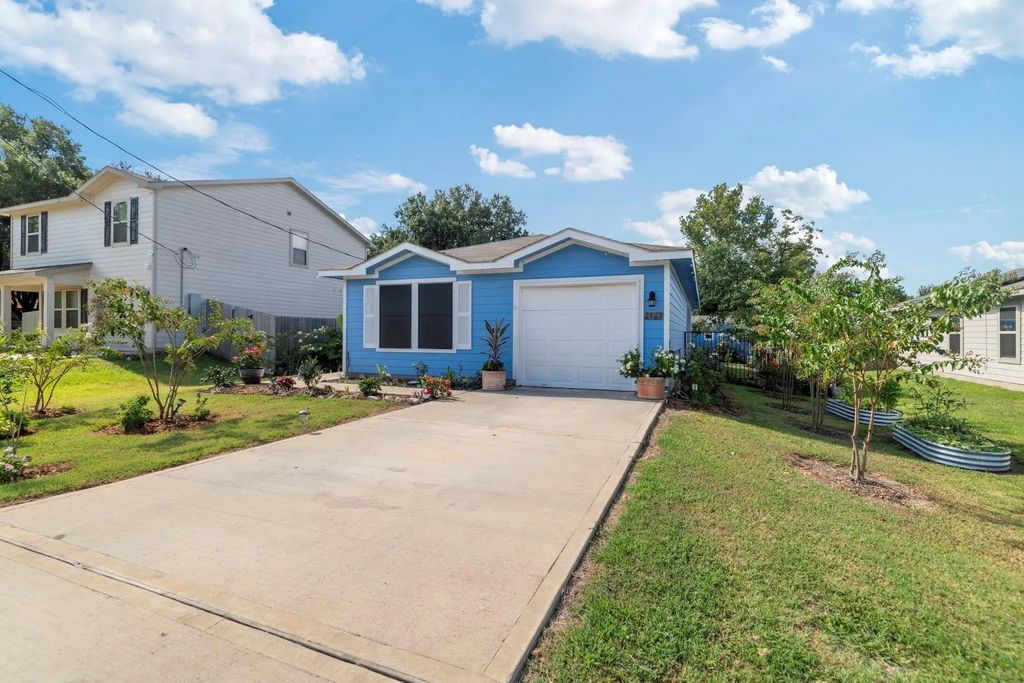 2707 Center Street, Waller