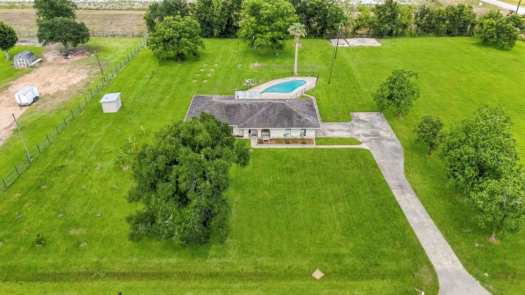 302 Country Road 893, Angleton