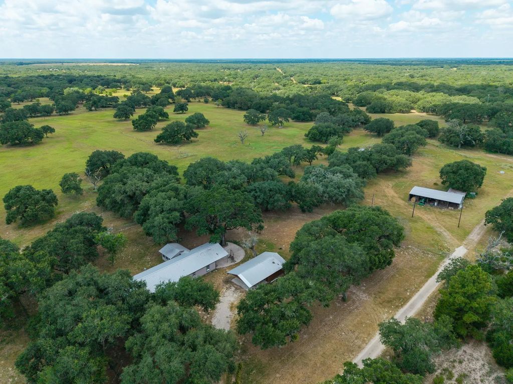 10338 Fm 2437, Hallettsville