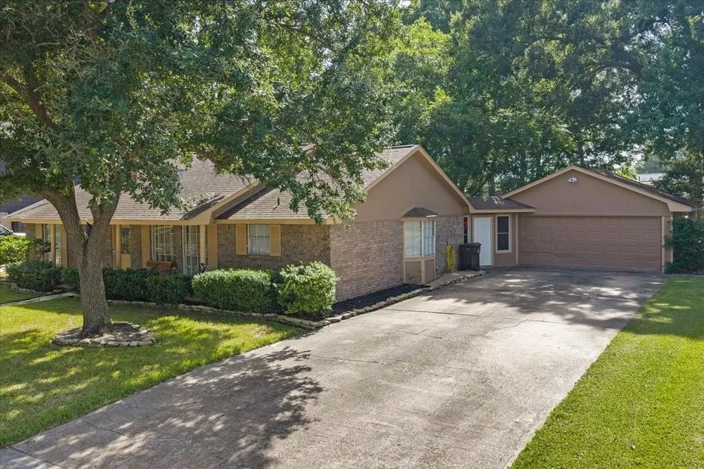 12615 Old River Drive, Mont Belvieu