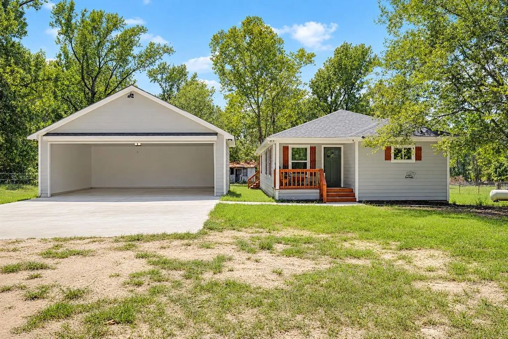 301 Pineland Drive, Trinity