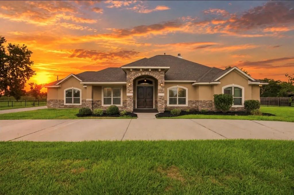 8999 Water Point Drive, Beach City