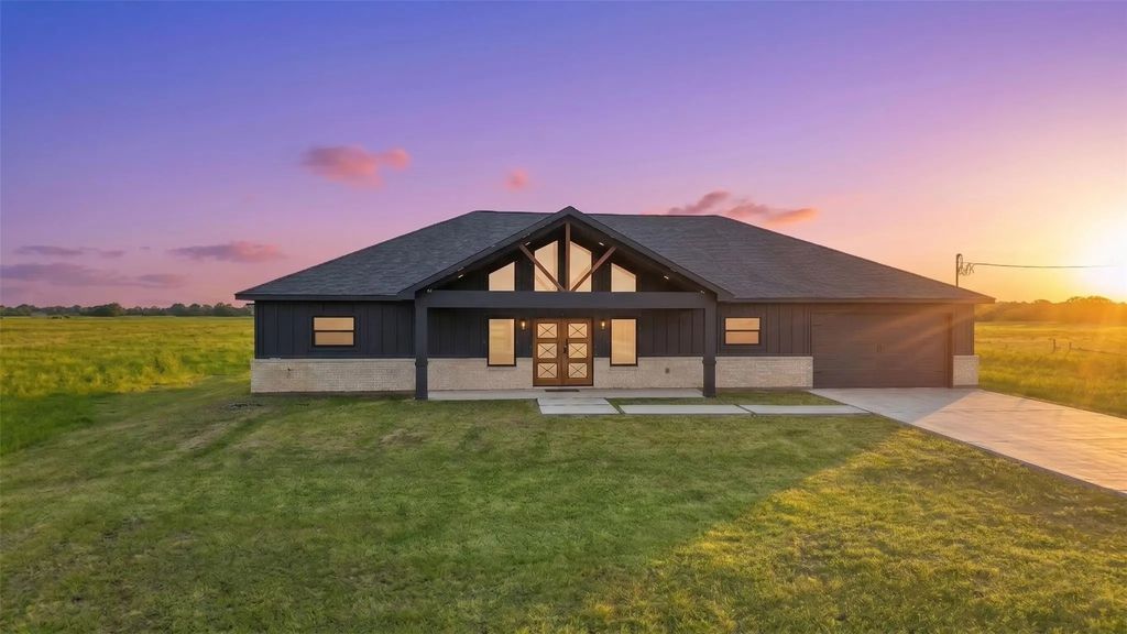 619 Chuckwagon Trail, Angleton