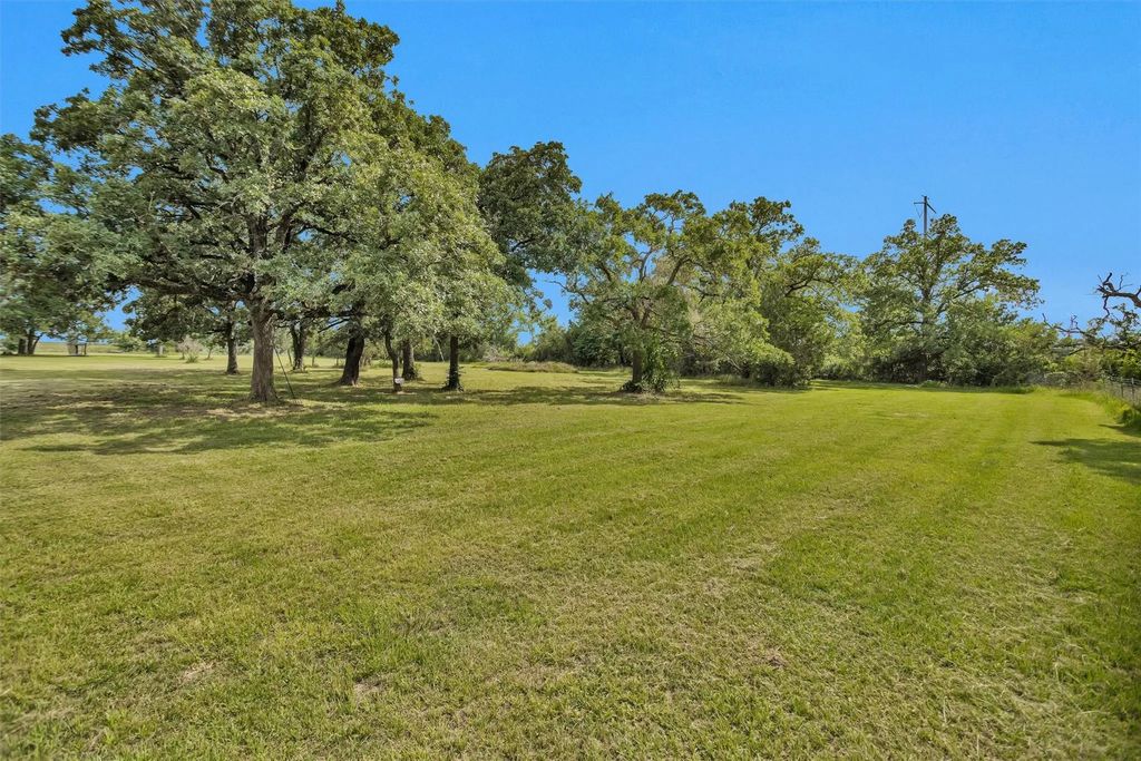 8908 County Road 279, Bedias