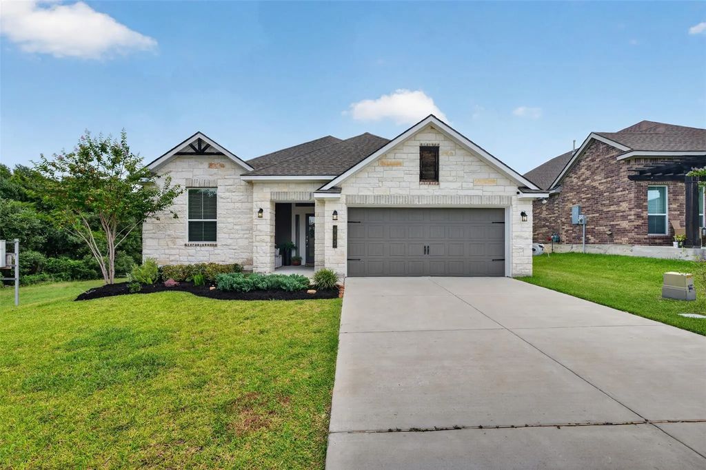 932 Wild Vine Pass, Brenham