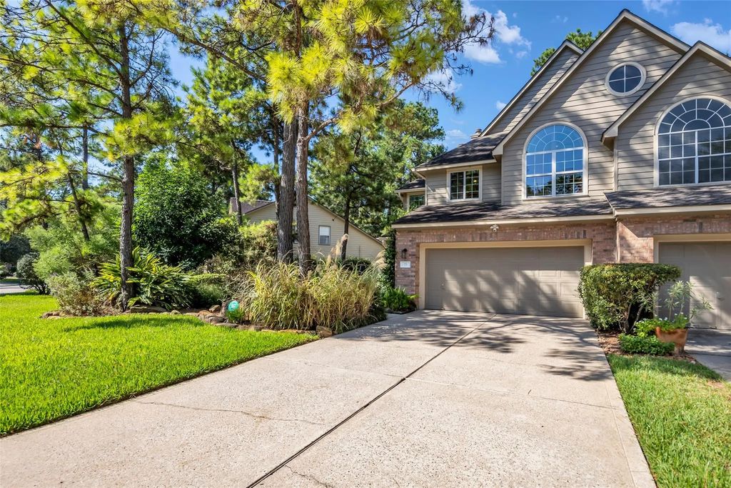 75 E Lakeridge Drive, The Woodlands
