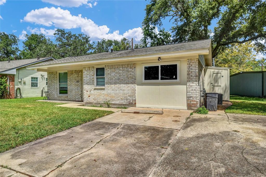253 N Shanks Street, Clute