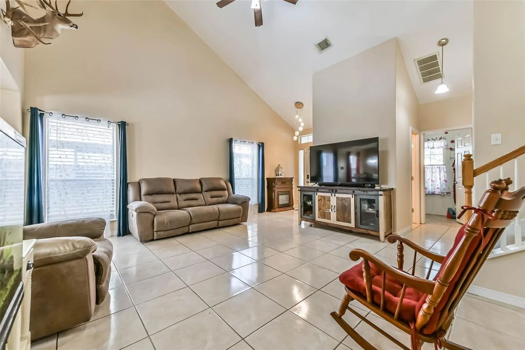 8319 White Pine Lane, Baytown
