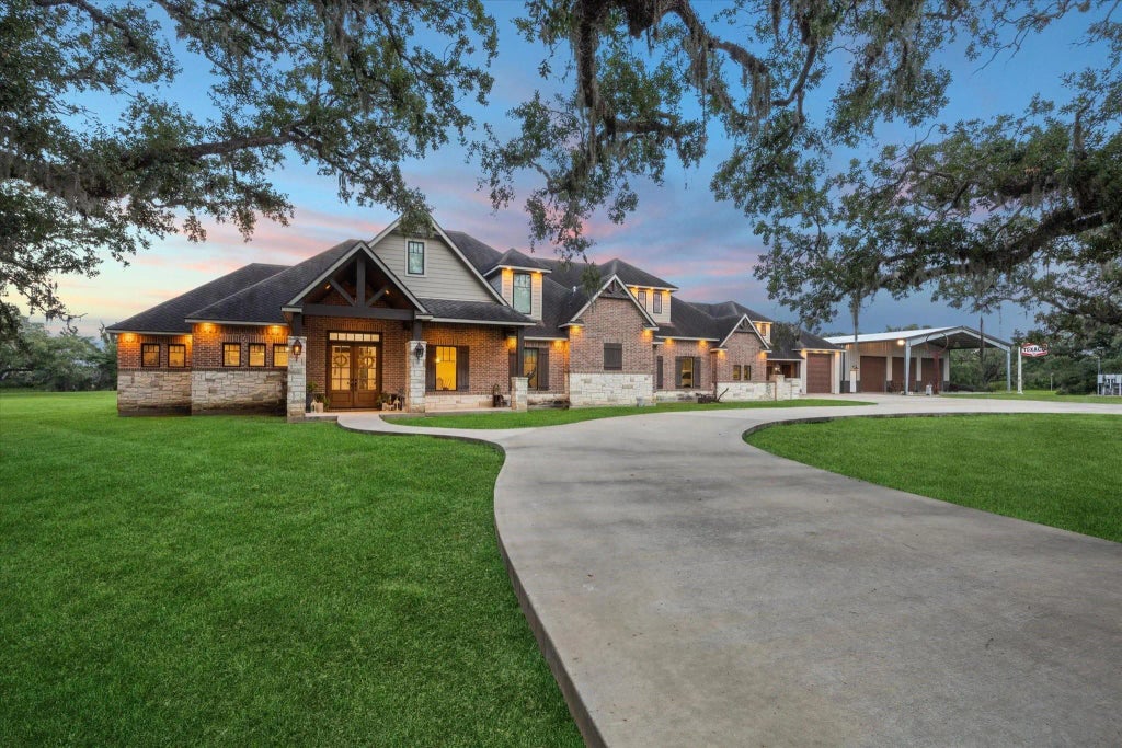 1255 Bronco Trail, Angleton