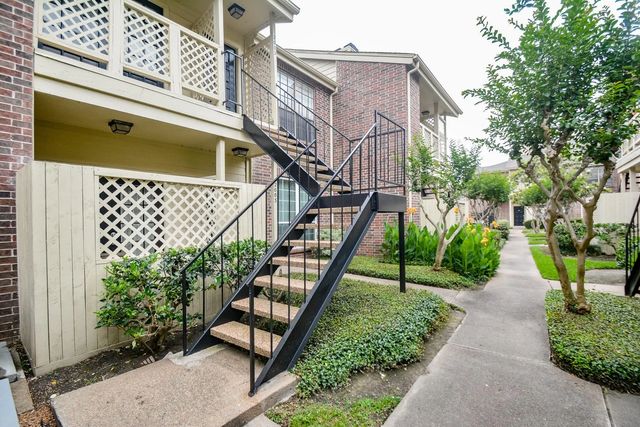 2121 El Paseo Street 2002, Houston