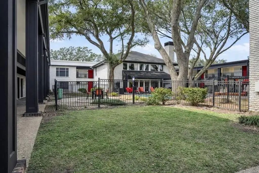 2815 Greenridge Drive 1-098, North Houston