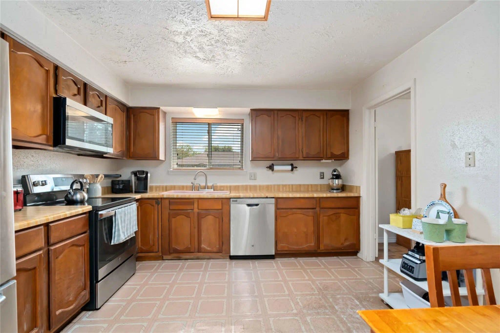 2602 Pilgrims Point Drive, Webster