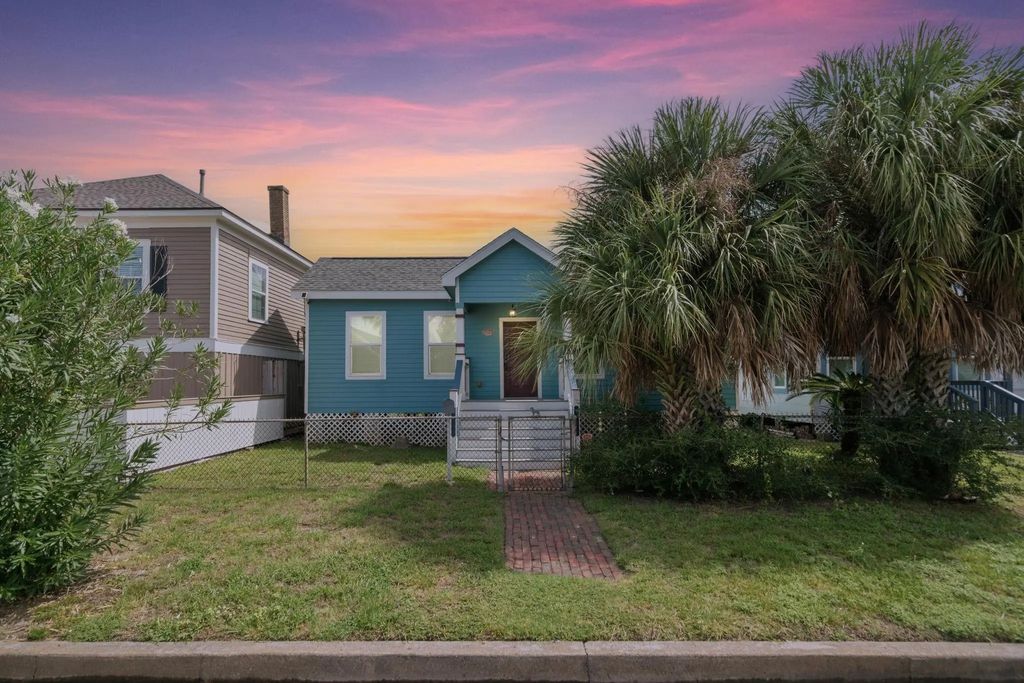 1213 Avenue M 1/2, Galveston