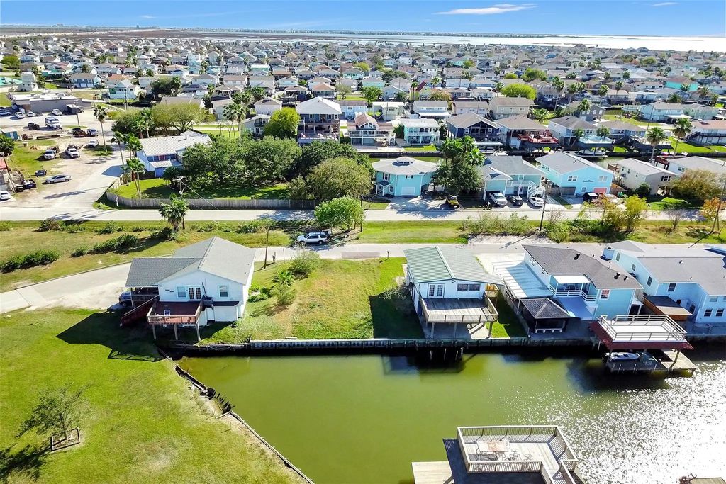 74 Bayou Vista Dr, Bayou Vista