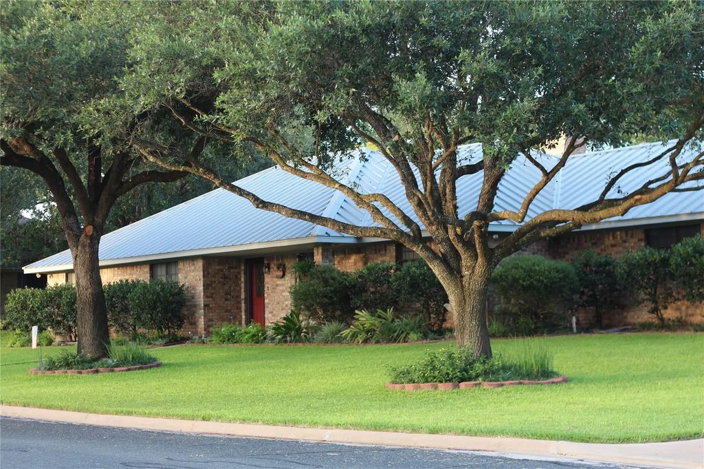 108 Meadow Drive, Schulenburg