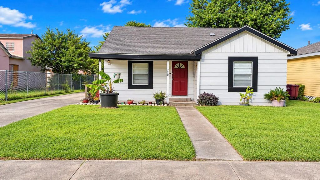 720 N Avenue B, Freeport