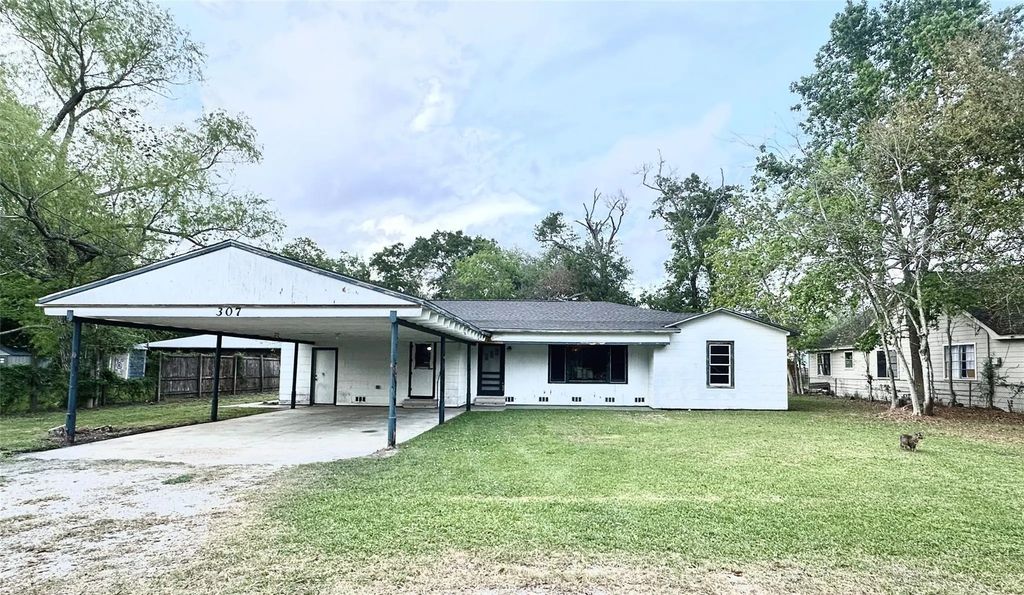 307 E Walnut Avenue, Winnie