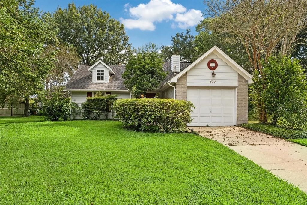 910 Country Place Blvd, Pearland