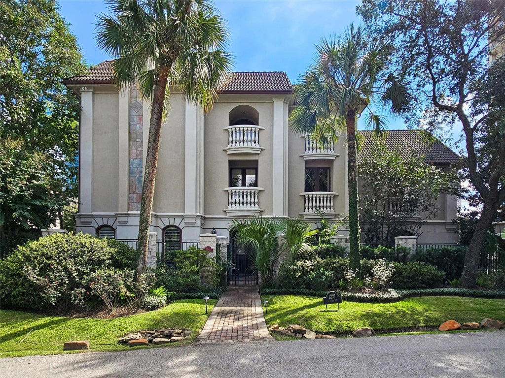 1221 Wynden Court, Houston