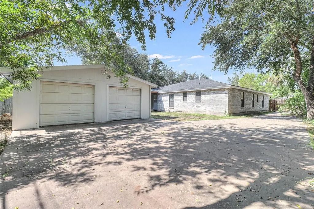 2111 E Lott Avenue, Kingsville