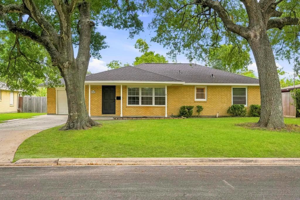 106 S Pin Oak Drive, Texas City